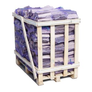 Unser hochwertiges Buchenbrennholz gibt es auch in Säcken zu kaufen. Das Brennholz hat ca. 33cm Scheitlänge und ist in handlichen Netzsäcke verpackt, damit Sie nicht jedes Holzscheit einzeln anfassen müssen. So können Sie die ca.7kg / 12L Säcke einfach und bequem zu Ihrem Ofen oder Kamin transportieren. Das spart jede Menge Zeit, in der Sie das schöne Kaminfeuer genießen können. Buchenbrennholz, kammergetrocknet, Restfeuchte