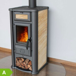 Maße Abmessungen: 95 cm hoch, 49 cm breit, 56 cm tief Größe des Feuerraums: 37 cm hoch x 30 cm breit x 37 cm tief Scheitholzlänge max. (diagonal): ca. 33 cm Gewicht: 132 kg Rauchrohrdurchmesser: 120 mm Haben Sie einen 150 mm Wandanschluss? Kein Problem: Senotherm Rohrerweiterung Ø 120/150 mm schwarz Senotherm Rohrerweiterung Ø 120/150 mm gussgrau Weitere Informationen Die Brennkammer des August ist an allen Seiten sorgfältig mit Schamottsteinen ausgemauert. Starke Temperaturschwankungen werden gedämpft und der Ofen wird geschützt. Der Rüttelrost liegt deutlich niedriger als die Feuerraumöffnung. Ein Holzfang verhindert, dass Asche und Glut herausfallen. Brennmaterial kann somit bequem nachgelegt werden. Gussmulde mit besonderer Formgebung: Durch die an den Ecken abgeschrägte, massive Gussmulde rutscht das eingelegte Brennmaterial optimal in die Mitte des Brennraums und verbleibt nicht in den „kalten“ Ecken de Feuerraums. Dies ermöglicht eine vollständige Verbrennung Der Kaminofen verfügt über einen herausnehmbaren Aschekasten, wodurch sich die Brennkammer unkompliziert und schnell reinigen lässt. Rechts neben dem Aschenkasten befindet sich der Hebel für den Dreh-Rüttelrost. Mit diesem können Sie ganz einfach Asche und andere Rückstände in den Aschenkasten befördern, sodass die Luft weiterhin ungehindert nach oben in den Brennraum strömen kann. Tür und Glasscheibe sind sorgfältig gedichtet. Der Ofen darf auch an mehrfachbelegten Schornsteinen angeschlossen werden. Die Sichtscheibe ist aus hitzebeständigem Robax-Glas vom Hersteller Schott gefertigt. Der Ofen verfügt über ein ausgeklügeltes Luftströmungssystem, das eine kontinuierliche Verbrennung erlaubt und die Scheibe weitestgehend rußfrei hält. Der Abbrand erfolgt stets mit minimaler CO- und Feinstaubemmision sowie maximalem Wirkungsgrad. Mit dem Flügelregler im unteren Teil der Tür kann kann die Primärluftzufuhr eingestellt werden (Ideal beim Anheizen). Die Sekundärluft strömt von oben an der Sichtscheibe entlang und verhindert damit weitgehend Rußablagerungen (Scheibenspülung). Auf der Ofenrückseite befindet sich eine Platte mit 5 Lüftungskanälen (Tertiärluft). Mit dieser zusätzliche Verbrennungsluftzufuhr wird noch nicht gezündeten Gasen an dieser Stelle nochmals Sauerstoff zugeführt, sodass auch garantiert nichts unverbrannt in den Schornstein verschwinden kann Im unteren Teil des Ofens befindet sich Stauraum für Holzscheite, Briketts, Anzünder, Feuerzeuge etc. Durch Rauchrohranschluss nach oben kann der Ofen platzsparend im Raum aufgestellt werden. In der Gussplatte ist ein 120 mm Rauchrohranschluss integriert. Konvektionsluft Der Sandsteinofen August erwärmt den Raum sowohl durch direkte Strahlungswärme als auch durch einen Warmluftstrom. Unten im Ofen wird Luft in die Konvektionsluftschächte eingesaugt. Die Luft strömt an der heißen Verkleidung des Feuerraums sowie an diversen Wärmeableitblechen vorbei und wird erhitzt. Der warme Luftstrom steigt empor und strömt oben aus den Schlitzen heraus in den Wohnraum. Die Kombination aus Konvektions- und Strahlungswärme schafft ein angenehmes Raumklima. Die bei der Verbrennung freigesetzte Wärme wird optimal in den Raum abgegeben anstatt durch den Schornstein nach draußen zu verschwinden. Qualität vom Hersteller TimSistem TIM SISTEM ist ein Kaminofenhersteller mit langjähriger Erfahrung. In dem 2014 eröffneten modernen Produktionswerk in Osteuropa werden auf einer Fläche von über 7000m² qualitativ hochwertige Kaminöfen, Küchenherde sowie Ofenrohr hergestellt. TIM SISTEM fertigt mit ausgesuchten, formstabilen, hitzebeständigen Materialien und fortschrittlicher Technik. Dabei ist die Absicht des Herstellers, Funktionalität, zeitgemäßes Design und Effizienz optimal zu verbinden. Unsere Öfen von TIM SISTEM sind hervorragend verarbeitet, modern und dennoch erschwinglich. Der gesamte Fertigungsprozess erfolgt unter der Einhaltung europäischer Qualitäts- und Sicherheitsstandards. Alle unsere Modelle entsprechen den in Deutschland geltenden gesetzlichen Vorschriften. Nennwärmeleistung und tatsächliche Heizleistung: Die Nennwärmeleistung ist die mit einer vordefinierten Brennstoffmenge gemessene Leistung bei der CE-Zertifizierung des Ofens. Diese beträgt für den August 8kW. Die tatsächliche Heizleistung im Alltag kann aber je nach Brennstoffmenge natürlich davon abweichen. Beispiel 1: In einer Stunde wird 1,4 kg Holz mit einem Brennwert von 4 kWh/kg mit 73 % Wirkungsgrad verbrannt: Tatsächliche Heizleistung = 1,4 kg x 4 kWh/kg x 0,73 = 4,1 kWh Beispiel 2: In einer Stunde werden 3,4 kg Holz mit einem Brennwert von 4 kWh/kg mit 73 % Wirkungsgrad verbrannt: Tatsächliche Heizleistung = 3,4 kg x 4 kWh/kg x 0,73= 9,9 kWh Das passt garantiert: Unser 120 mm Ofenrohr Zu diesem Ofen passt optimalerweise das vierteilige Ofenrohset von TIM SISTEM (120 mm). Einfach auf den leicht konischen Rohrstutzen des August aufstecken und fertig. Keine Kompatibilätsprobleme. Versandkostenfrei mitbestellen und losheizen. Um das Maximum an Wärme herauszuholen, empfiehlt es sich, einen Rauchgaskühler/Abgaswärmetauscher einzubauen. Wer das Ofenrohr individuell zusammenstellen möchte, kann das 120 mm Ofenrohr aus der Serie Senotherm verwenden. Schutz für Ihren Fußboden – Bodenplatten aus Glas ab 59 € Eine Bodenplatte schützt Ihren Fußboden vor Funkenflug, Ruß, Asche und Schmutz. Bei Holz- oder Teppichböden ist die Verwendung einer solchen Platte vorgeschrieben. ESG-Sicherheitsglas mit polierten Kanten temperaturwechselbeständig hohe Schlagfestigkeit ohne zusätzliche Versandkosten