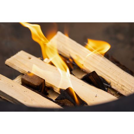 Palette Giant Flames Anzündholz 96 Netzsäcke x 12.5L (1200L) – Bild 5